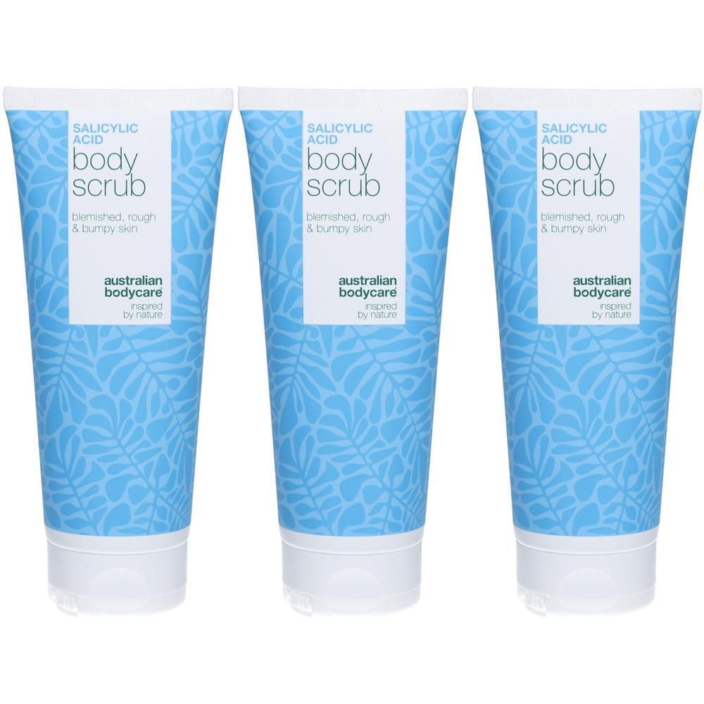 Drei Tuben Body Scrub. Aufschrift: Salicylsäure, Body Scrub. Marke: Australian Bodycare. Hellblauer Hintergrund mit Blättern.