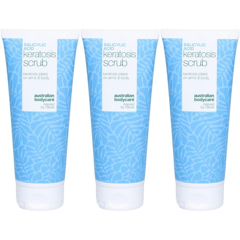 Drei Tuben mit Salicylsäure-Keratosis-Scrub. Blaue Tuben mit weißem Deckel und floralem Muster. Text: Australian Bodycare.