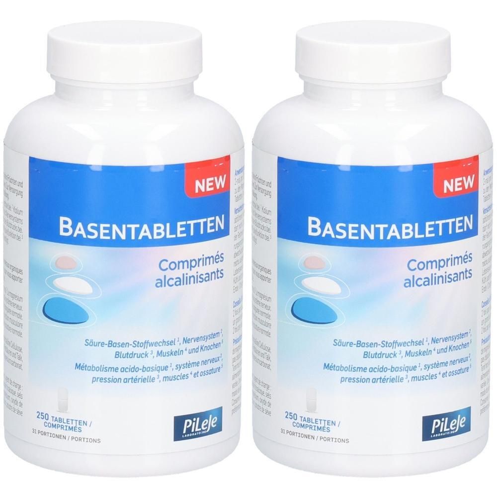 Zwei weiße Flaschen mit weißen Schraubverschlüssen, gefüllt mit Basentabletten. Etikett mit "Pileje Basentabletten" und "250 Tabletten".
