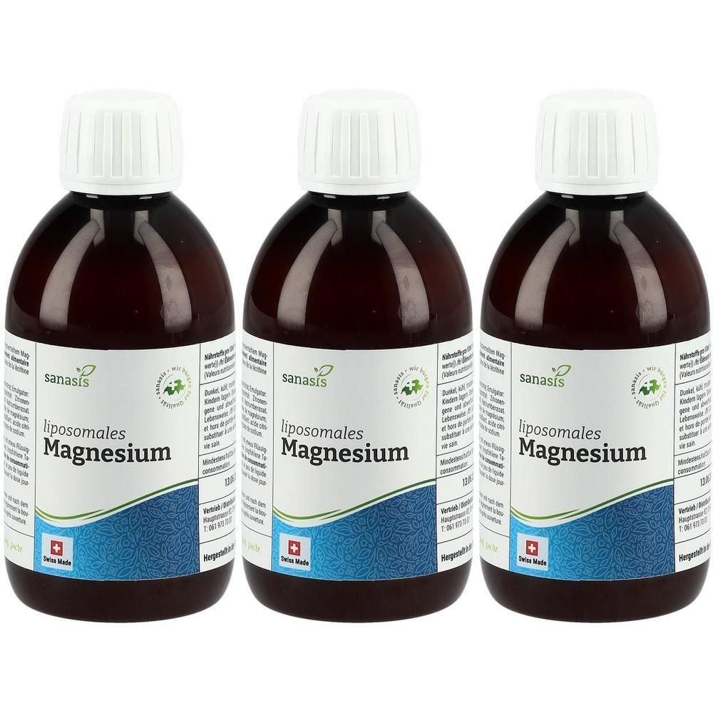 Drei Flaschen "sanasis liposomal Magnesium" Flüssigkeit. Braune Glasflaschen mit weißem Schraubverschluss und Etikett.