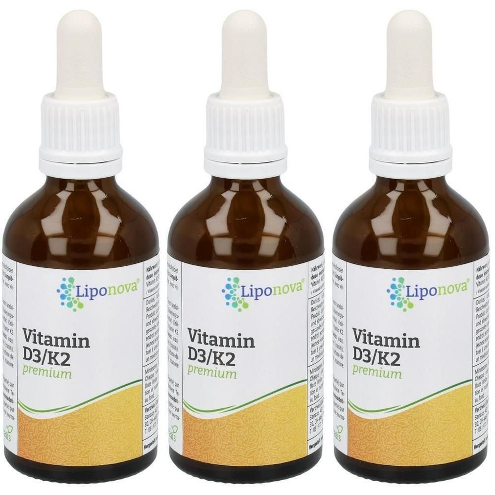 Drei braune Glasflaschen mit Pipettenverschluss, Etikett mit "LipoNova Vitamin D3/K2 premium".