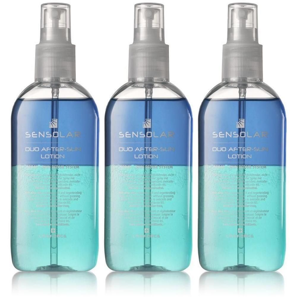 Drei durchsichtige Sprühflaschen mit blau-türkisfarbener Lotion. Etikett zeigt 'Sensolar Duo After Sun Lotion'.