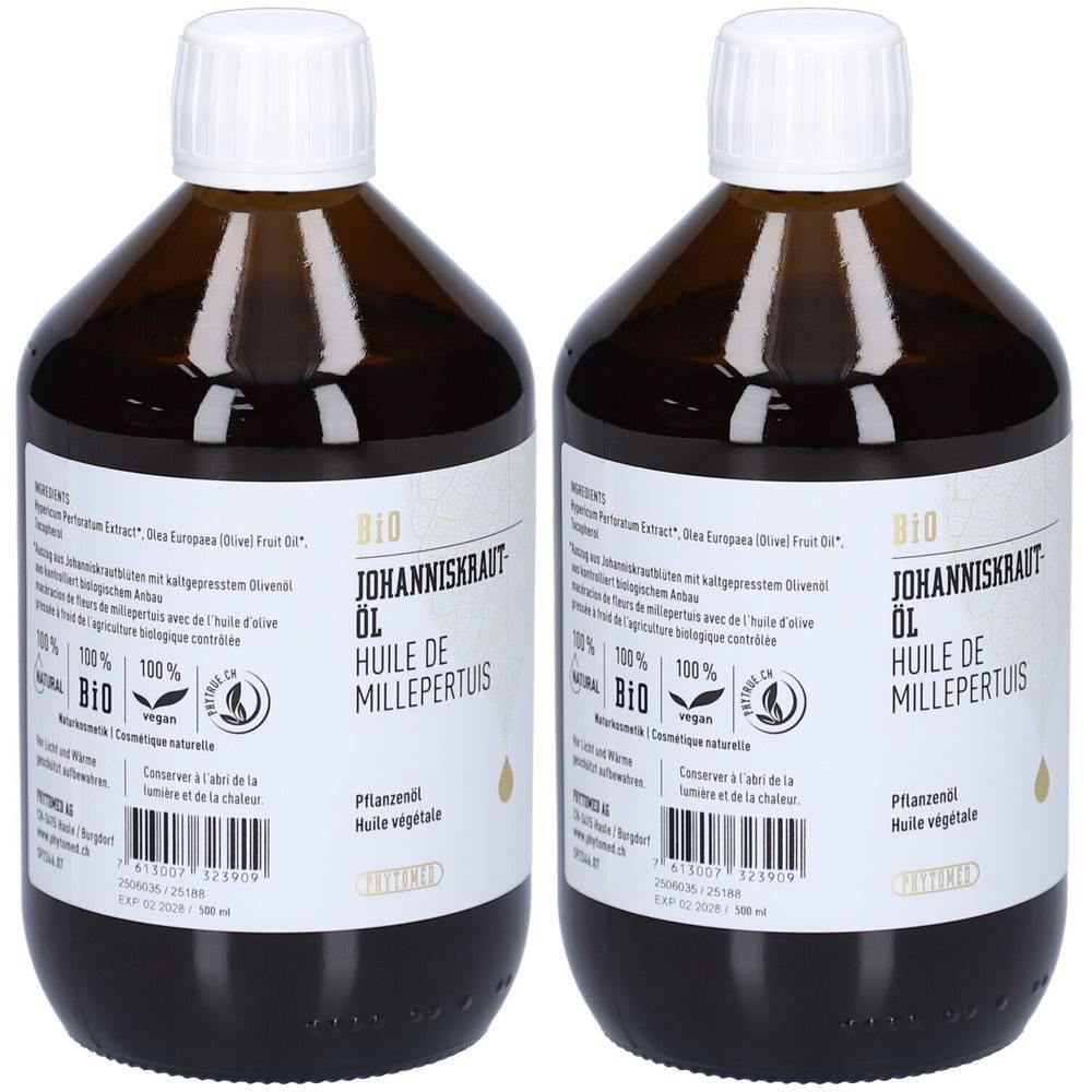 Zwei braune Glasflaschen mit weißem Schraubverschluss, gefüllt mit Johanniskrautöl. Beide Flaschen zeigen das Bio-Siegel und Produktinformationen.
