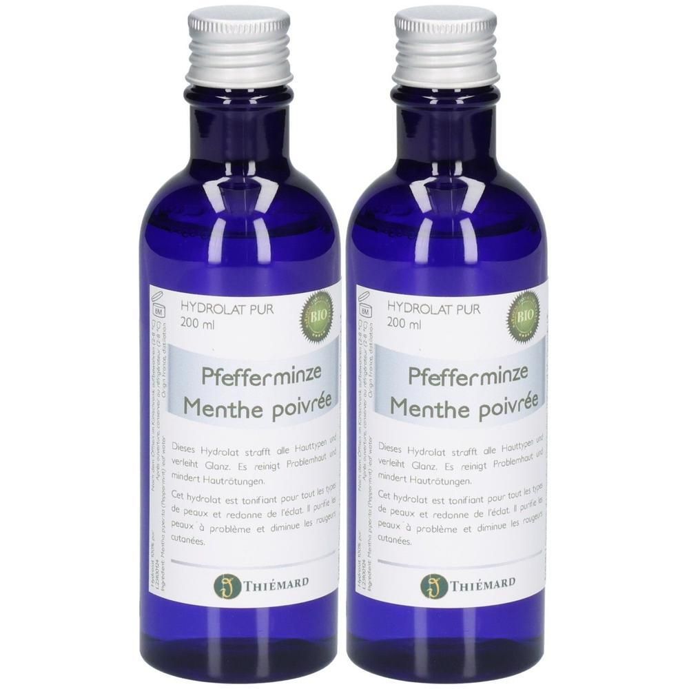 Zwei blaue Glasflaschen mit Pfefferminz-Hydrolat, je 200 ml.