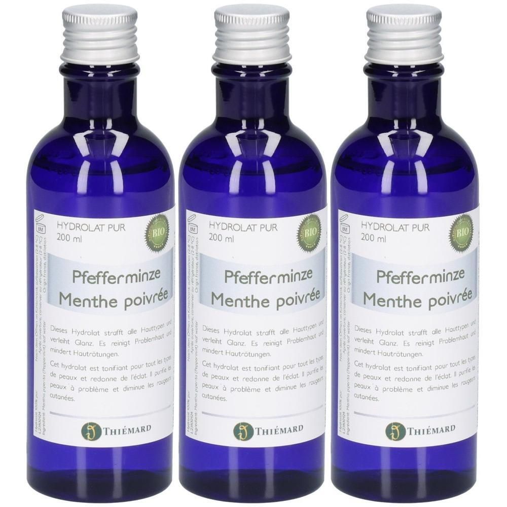Drei blaue Glasflaschen mit silbernen Verschlüssen, gefüllt mit Pfefferminzhydrolat. Jede Flasche enthält 200 ml.