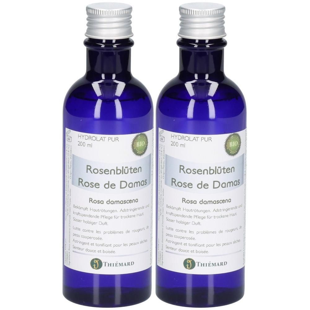 Zwei Glasflaschen mit silbernen Verschlüssen, gefüllt mit Rosenblütenwasser. Beide Flaschen enthalten 200 ml.