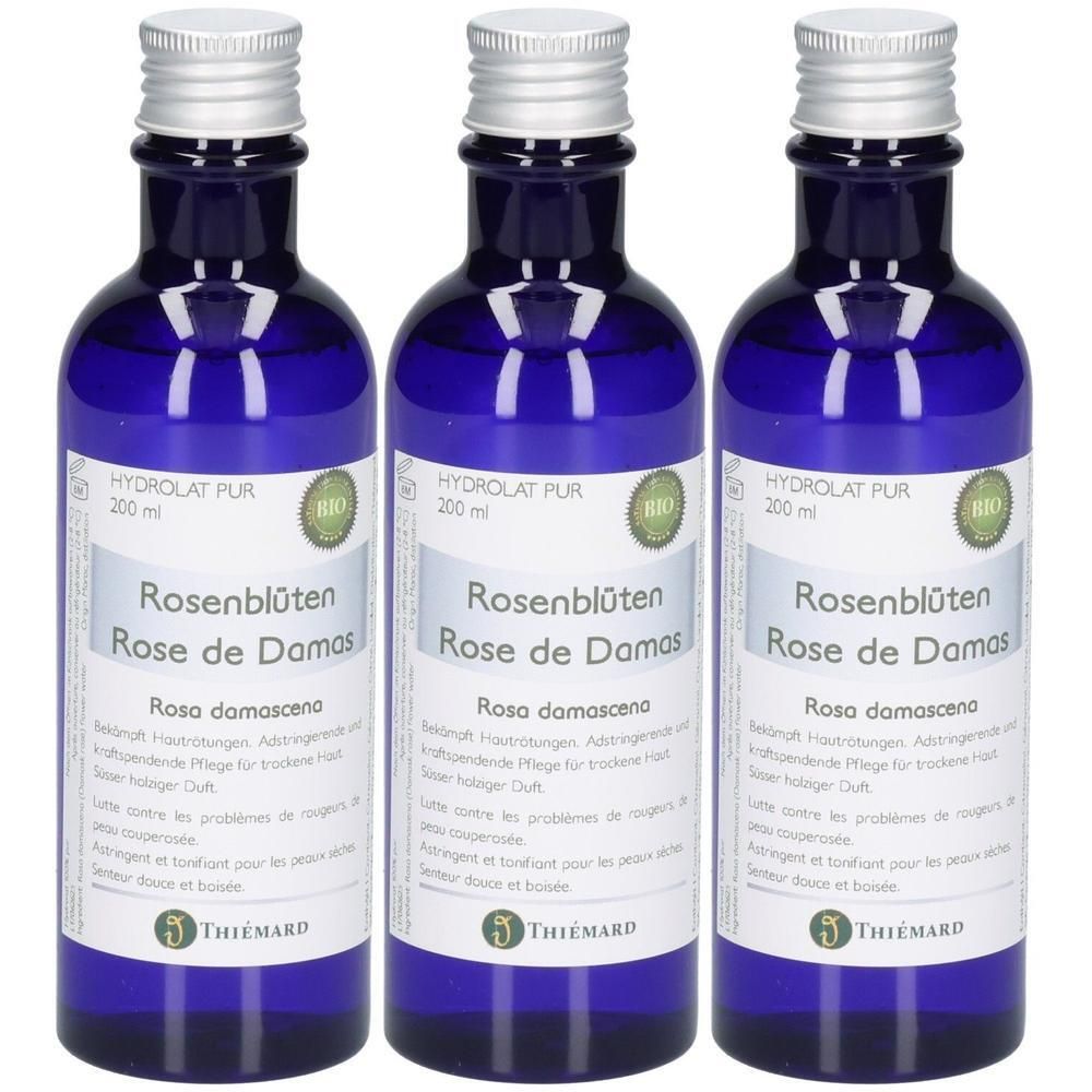 Drei blaue Glasflaschen mit silbernen Verschlüssen, gefüllt mit Rosenblütenwasser. Jede Flasche enthält 200 ml.