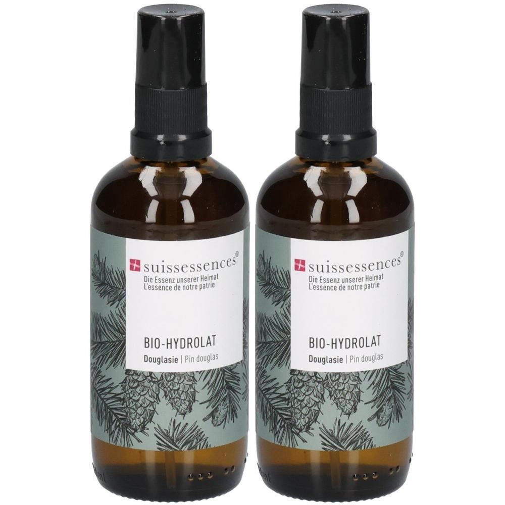 Zwei braune Glasflaschen mit Sprühkopf, gefüllt mit BIO-HYDROSLAT Douglasie.