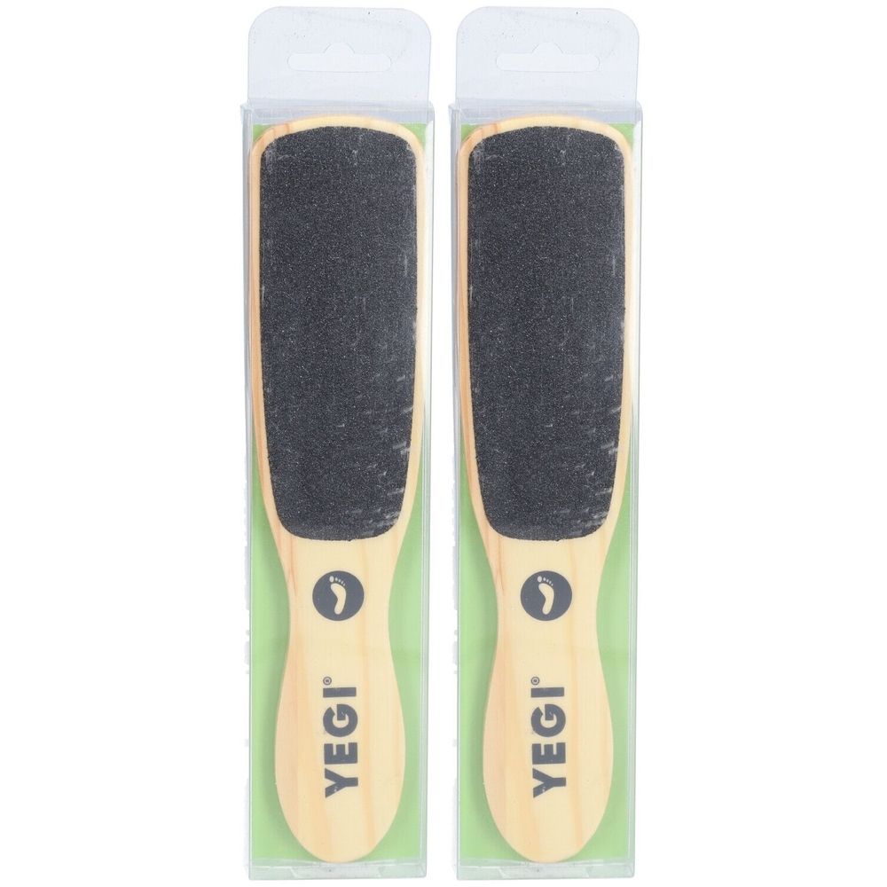 Deux limes à pieds dans un emballage plastique. Manche en bois avec surface abrasive noire. Marque YEGI.
