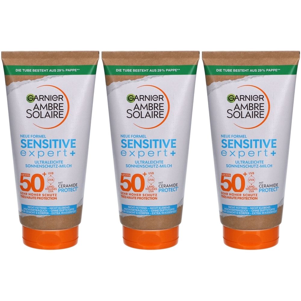 Drei Tuben Garnier Ambre Solaire Sensitive Expert+ Sonnenmilch mit SPF 50+. Weiße Tube mit braunem Deckel und Schriftzug.