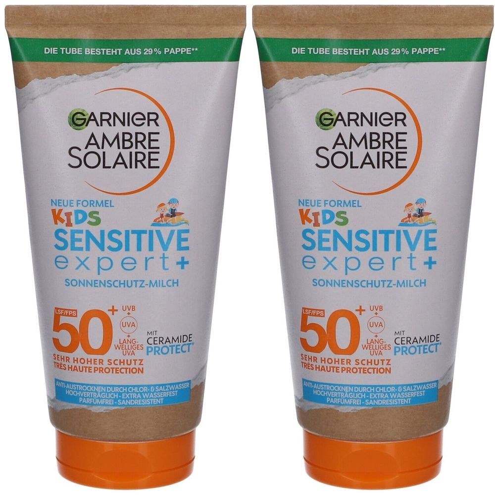 Zwei Tuben Garnier Ambre Solaire Kids Sensitive Expert+ Sonnenmilch. Weiße Tuben mit braunen und orangen Akzenten. SPF 50.