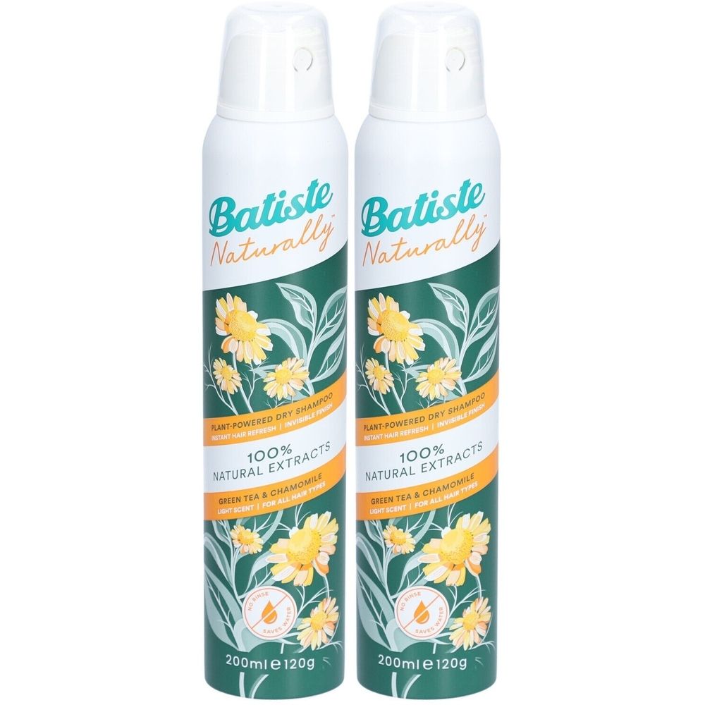 Zwei Sprühflaschen Trockenshampoo. Aufschrift: Batiste Naturally, Grüner Tee & Kamille, 100% natürliche Extrakte.