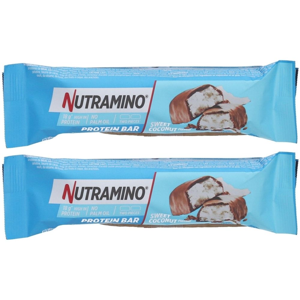 Deux barres protéinées emballées en bleu clair. Inscription: NUTRAMINO, Protein Bar, noix de coco. Illustration d'une barre.