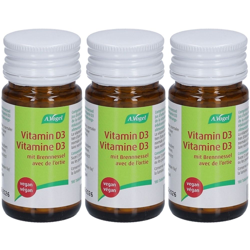 Trois flacons en verre brun avec des couvercles blancs. Les étiquettes indiquent "Vitamin D3 avec de l'ortie" et "A. Vogel".