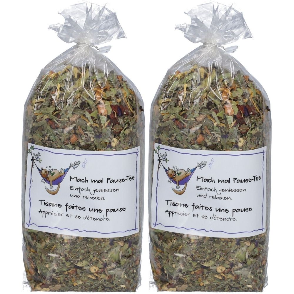 Zwei Beutel Kräutertee. Klare Plastikverpackung. Etikett mit Text: Mach mal Pause-Tee. Einfach geniessen und relaxen. Tisane faites une pause.