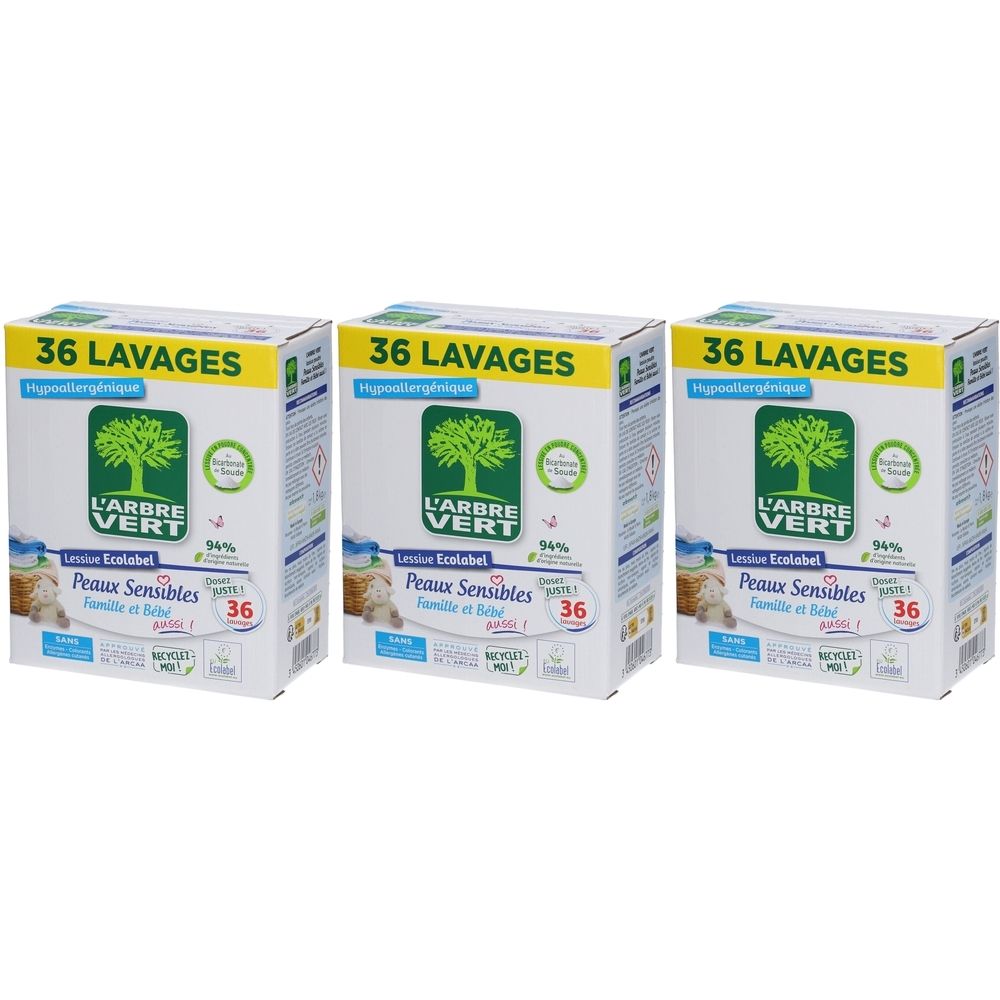 Trois boîtes de lessive. Inscription : L'ARBRE VERT, 36 lavages, Peaux Sensibles, Famille et Bébé. Avec éco-label.