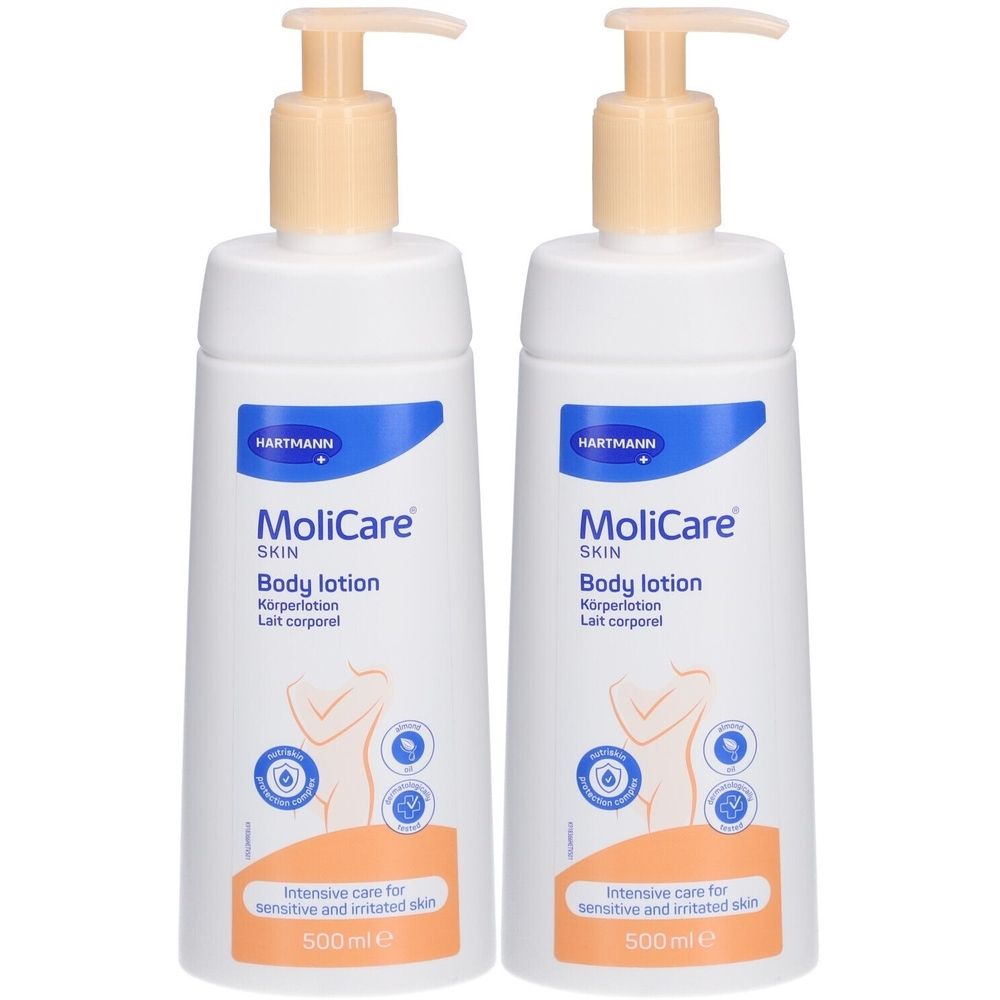 Zwei weiße Flaschen MoliCare Skin Body Lotion mit Dosierpumpe. Aufschrift: Körperlotion, 500ml. Orangefarbener Streifen mit Text.