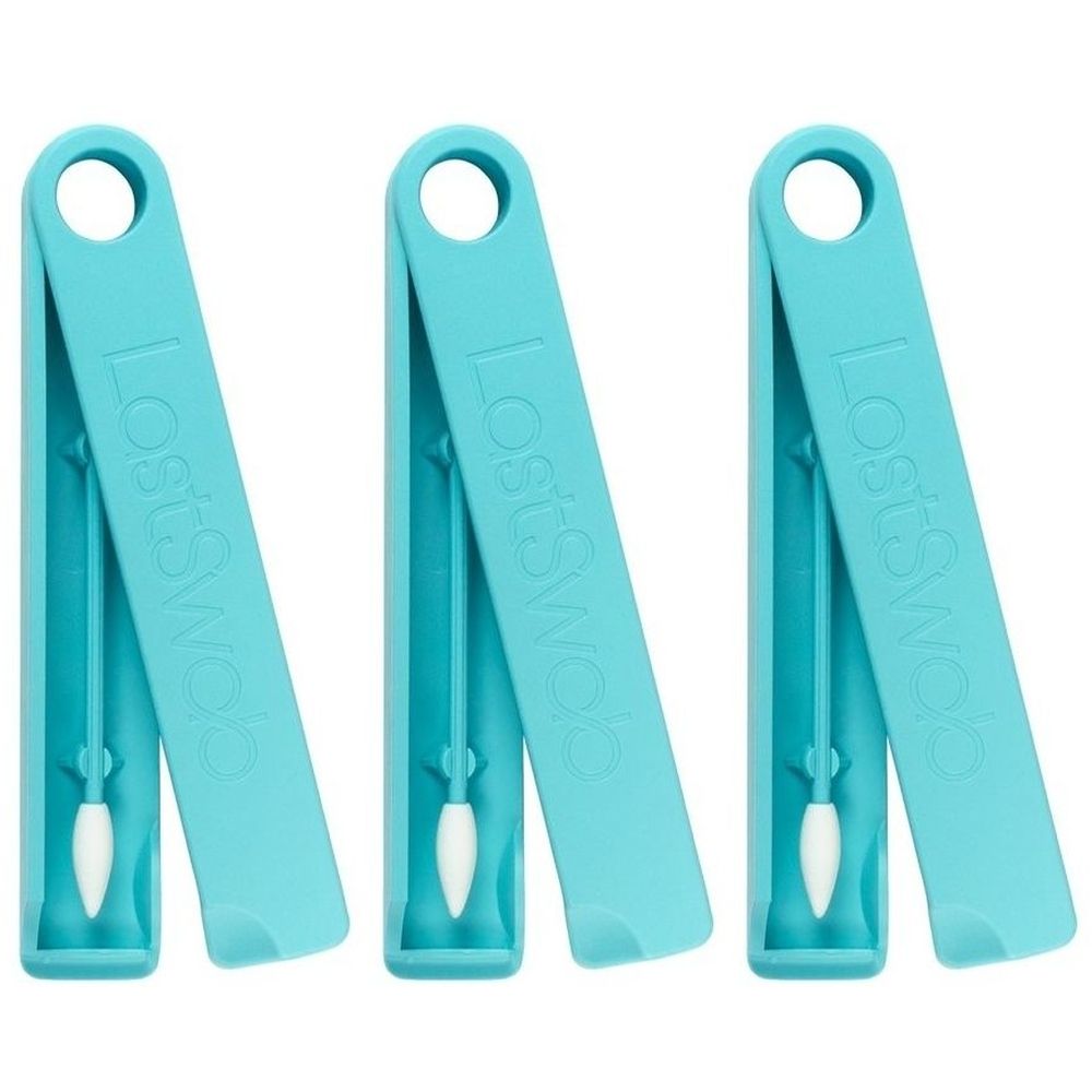 Drei türkisfarbene Etuis mit wiederverwendbaren Wattestäbchen. Auf den Etuis steht "LostSwab".