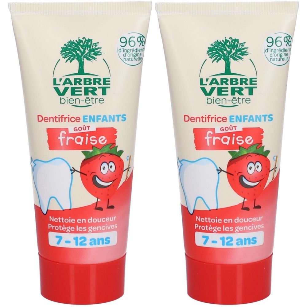 Zwei Tuben Kinderzahnpasta. Aufschrift: L'Arbre Vert, Erdbeergeschmack, 96% natürliche Inhaltsstoffe. Für 7-12 Jahre.