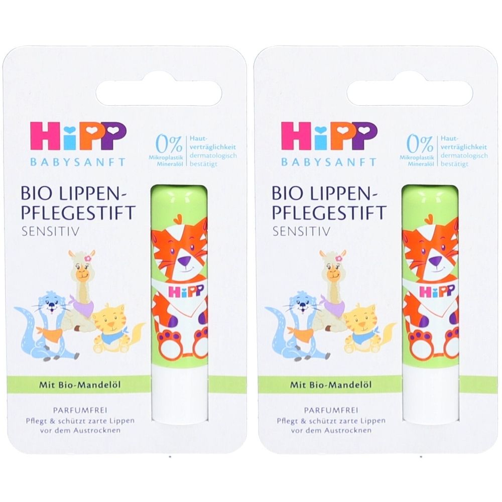 Zwei Lippenpflegestifte in Blisterverpackung. Aufschrift: HiPP Babysanft, Bio Lippen-Pflegestift Sensitiv. Mit Bio-Mandelöl.