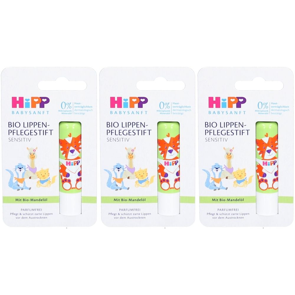 Drei Lippenpflegestifte in Verpackung. Aufschrift: HiPP Babysanft, BIO LIPPEN-PFLEGESTIFT SENSITIV. Mit Bio-Mandelöl. Ohne Parfum.