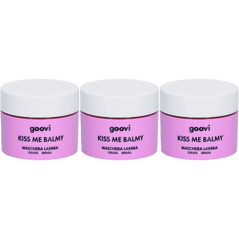 Drei Tiegel Goovi Kiss Me Balmy Lippenmaske. Rosa Tiegel mit weißem Deckel. Aufschrift: Kiss Me Balmy, Maschera Labbra.