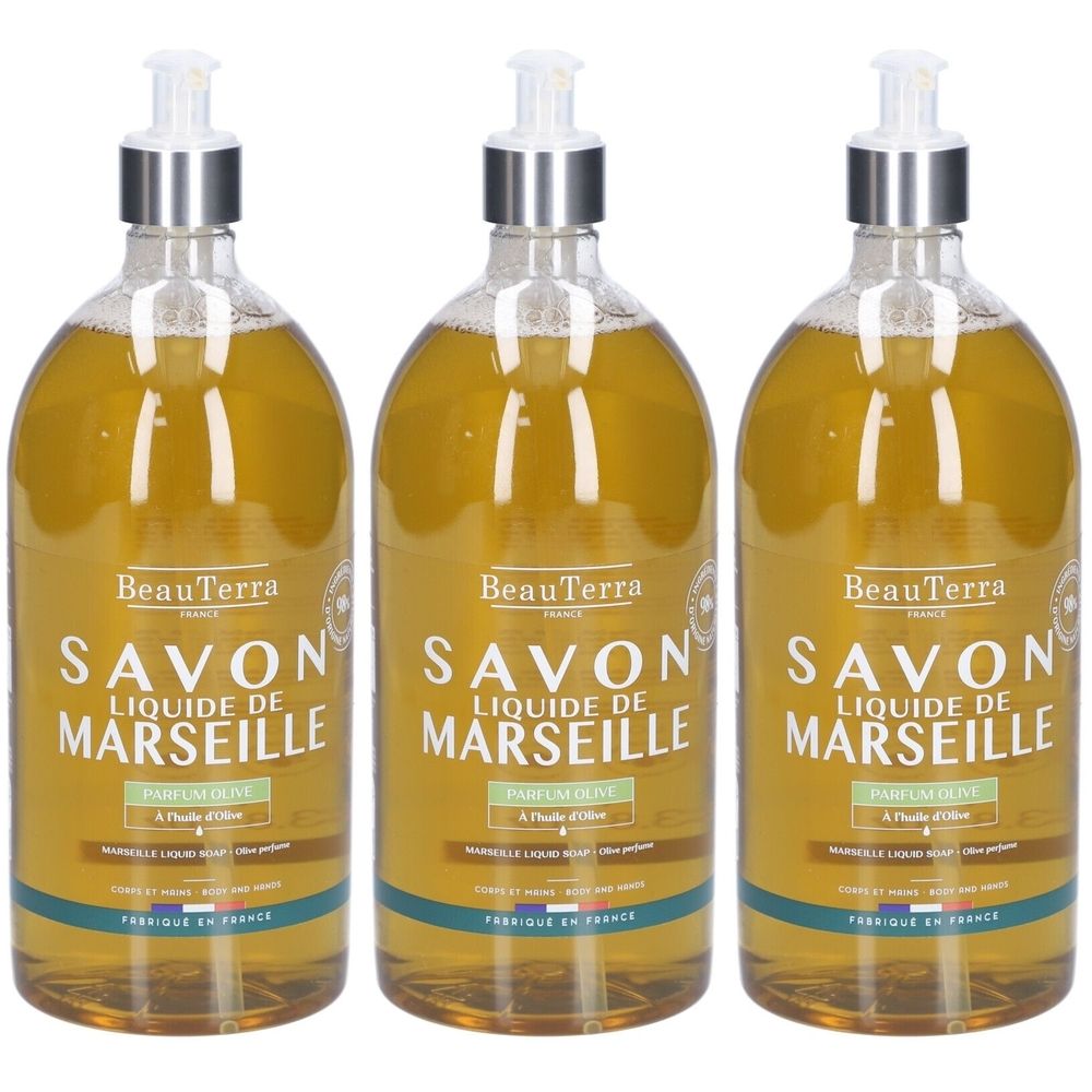 Drei Flaschen Flüssigseife mit Spender. Aufschrift: BeauTerra Savon Liquide de Marseille, Parfum Olive.