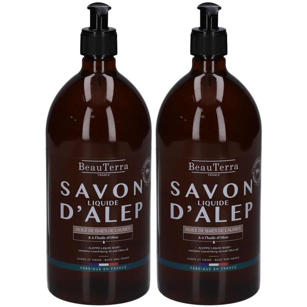 Zwei braune Flaschen mit schwarzem Pumpverschluss. Aufschrift: BeauTerra, Savon Liquide D'Alep.