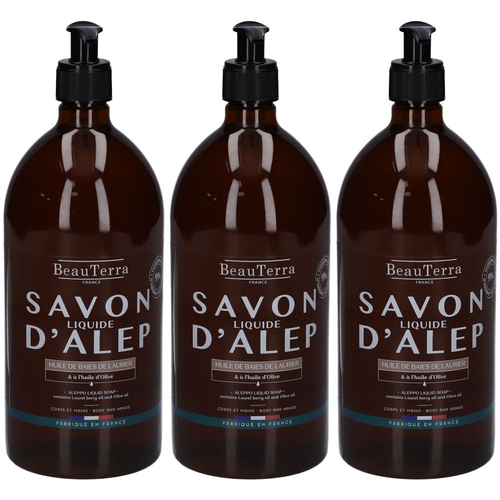 Drei braune Flaschen mit schwarzem Pumpverschluss. Aufschrift: BeauTerra, Savon Liquide D'Alep, huile de baies de laurier.