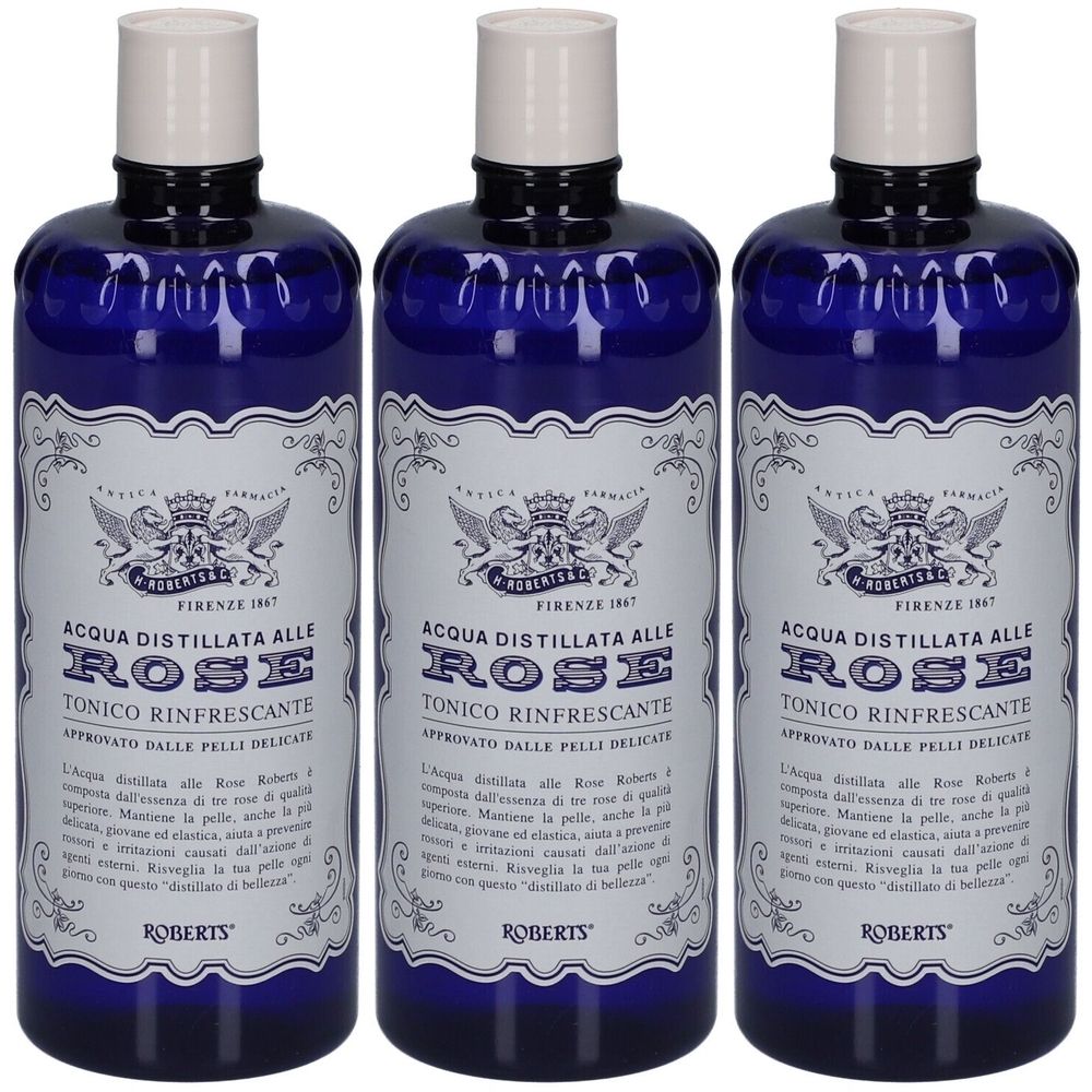 Drei blaue Flaschen mit weißem Etikett. Auf dem Etikett steht "ACQUA DISTILLATA ALLE ROSE TONICO RINFRESCANTE".