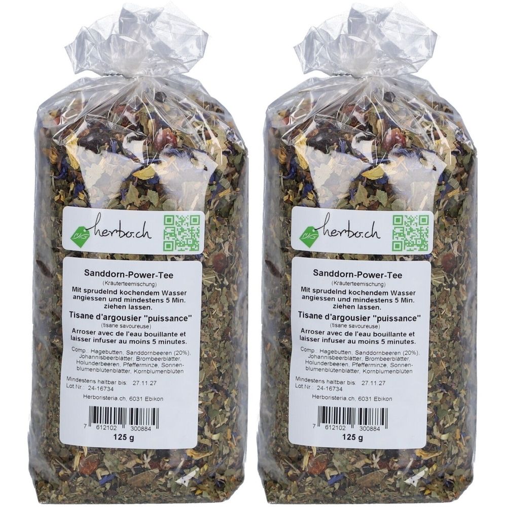Zwei Beutel Kräutertee. Aufschrift: Sanddorn-Power-Tee. Verpackt in transparentem Kunststoff. Etikett mit Logo und QR-Code.