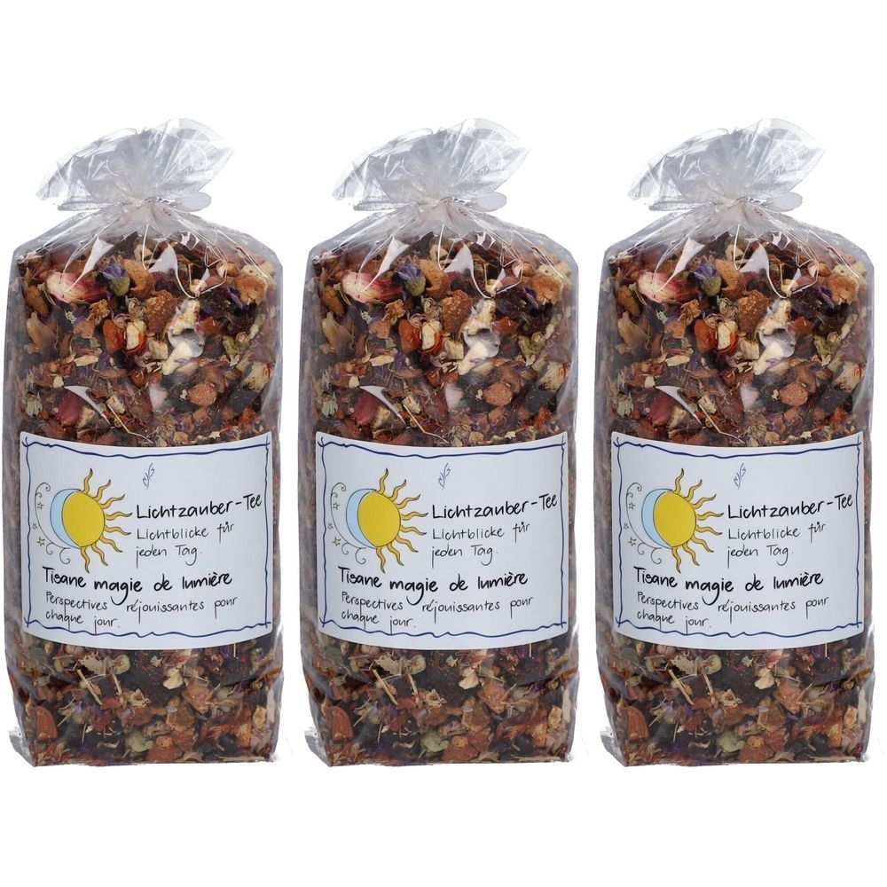 Trois sachets de tisane. Chaque sachet porte une étiquette avec du texte et un symbole soleil-lune. Le thé est emballé dans du film transparent.