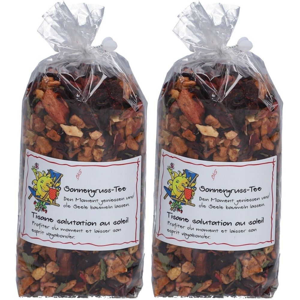 Deux sachets de tisane Sonnengruss. Emballage transparent avec étiquette. Inscription: Sonnengruss-Tee, Tisan salutation au soleil. Illustration: soleil sur la plage.