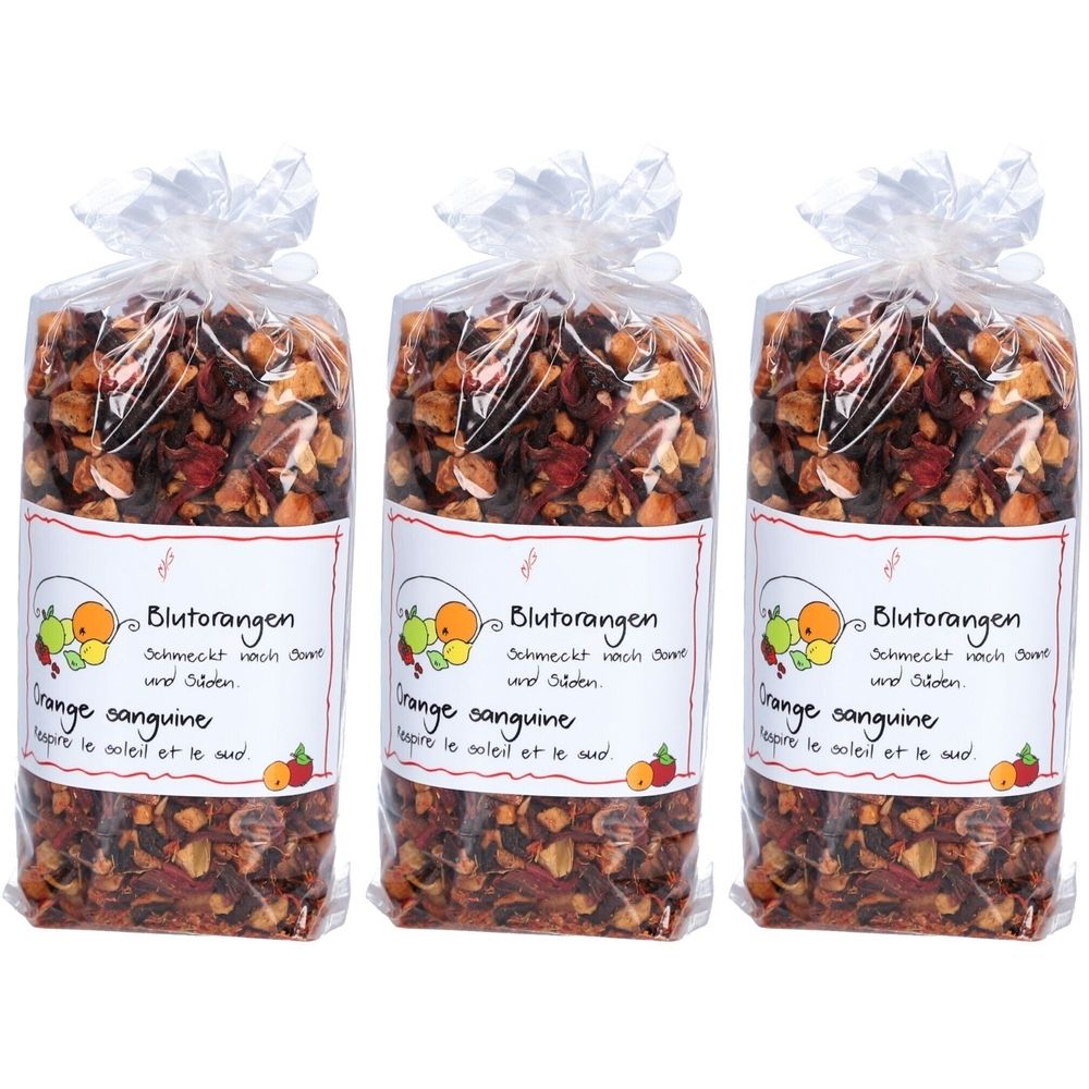 Drei Beutel Früchtetee mit Etikett. Aufschrift: Blutorangen, Orange sanguine. Transparente Verpackung mit Inhalt aus getrockneten Früchten.