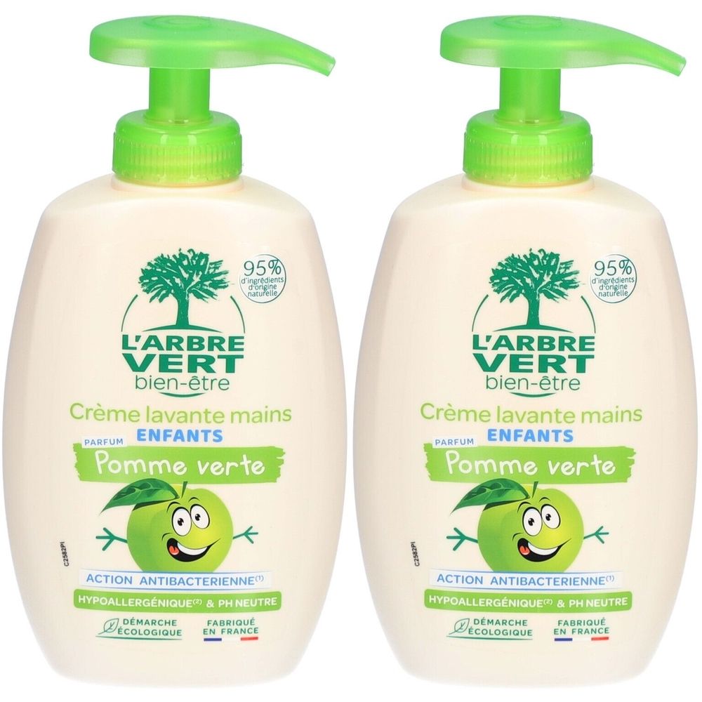 Zwei Flaschen Kinderhandseife mit grünem Spender. Aufschrift: L'ARBRE VERT, Pomme verte. Mit antibakterieller Wirkung.