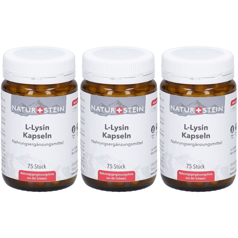 Drei braune Glasflaschen mit weißen Deckeln. Auf den Etiketten steht "NATUR+STEIN L-Lysin Kapseln". Jede Flasche enthält 75 Stück.