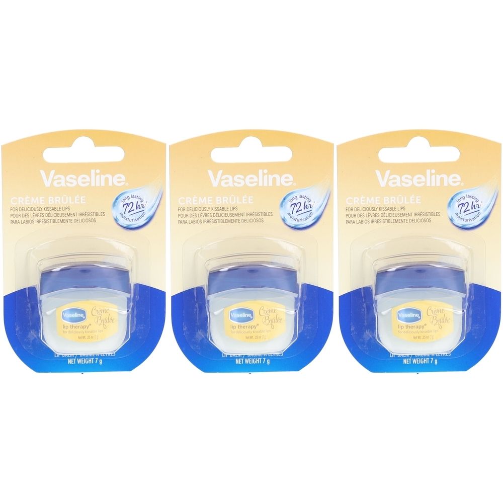 Drei Vaseline Lippenbalsam Crème Brulée in Verpackung. Blaue Tiegel mit gelbem Etikett, auf gelb-blauer Karte. Schriftzug: Vaseline, 72h.