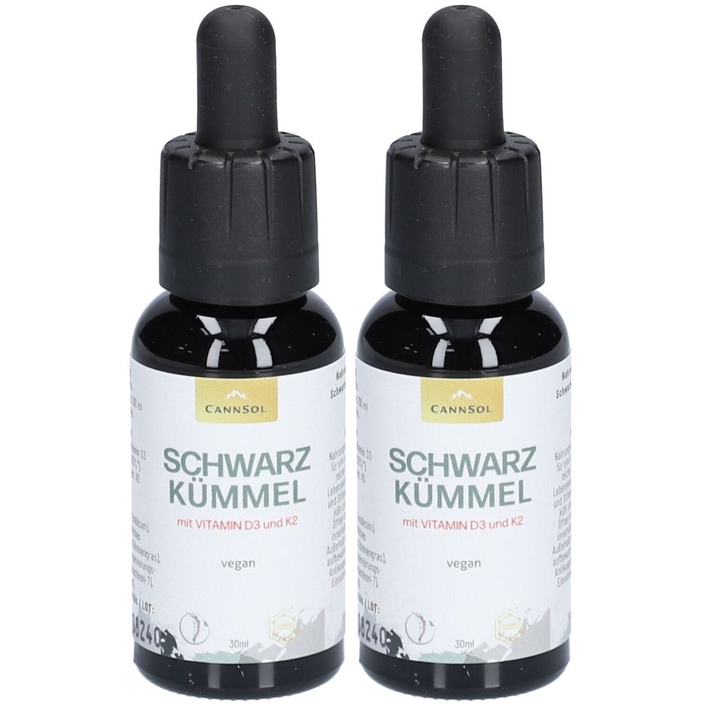 Deux flacons noirs avec des bouchons noirs. Les étiquettes indiquent "CANNSOL SCHWARZ KÜMMEL avec VITAMINE D3 et K2".