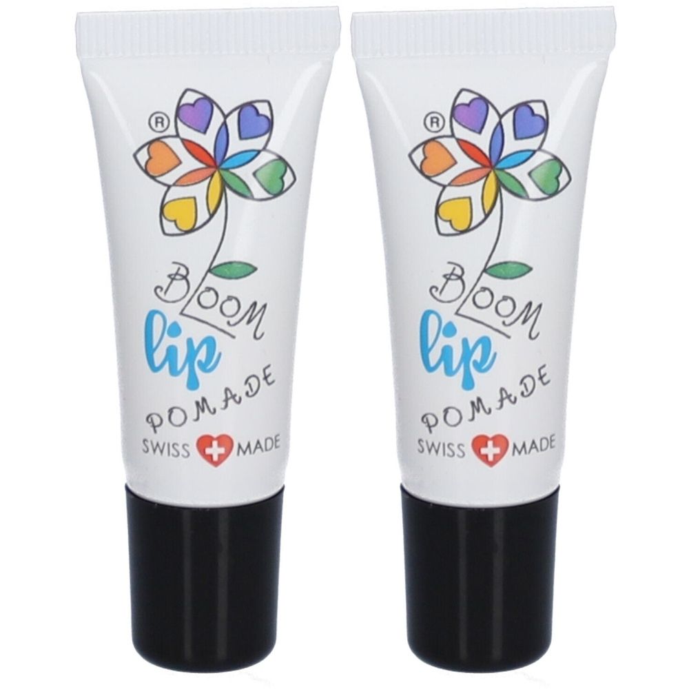 Zwei Tuben Lippenbalsam. Weiße Tuben mit schwarzem Verschluss. Aufdruck: Blume, Schriftzug "BLOOM lip pomade", "SWISS MADE".