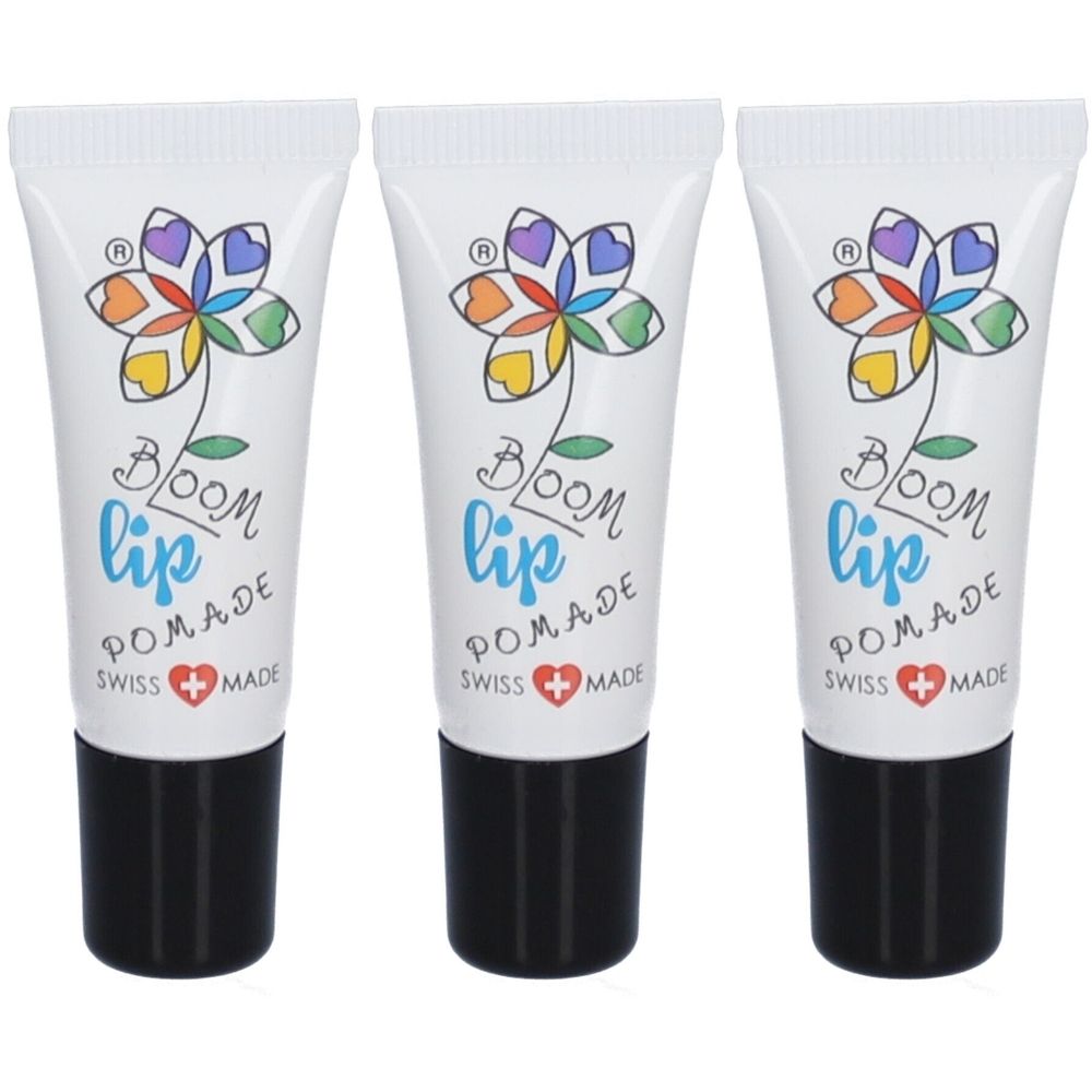 Drei Tuben Lippenbalsam. Weiße Tuben mit farbigem Blumenlogo, Schriftzug "BLOOM lip pomade" und "Swiss Made". Schwarze Kappen.