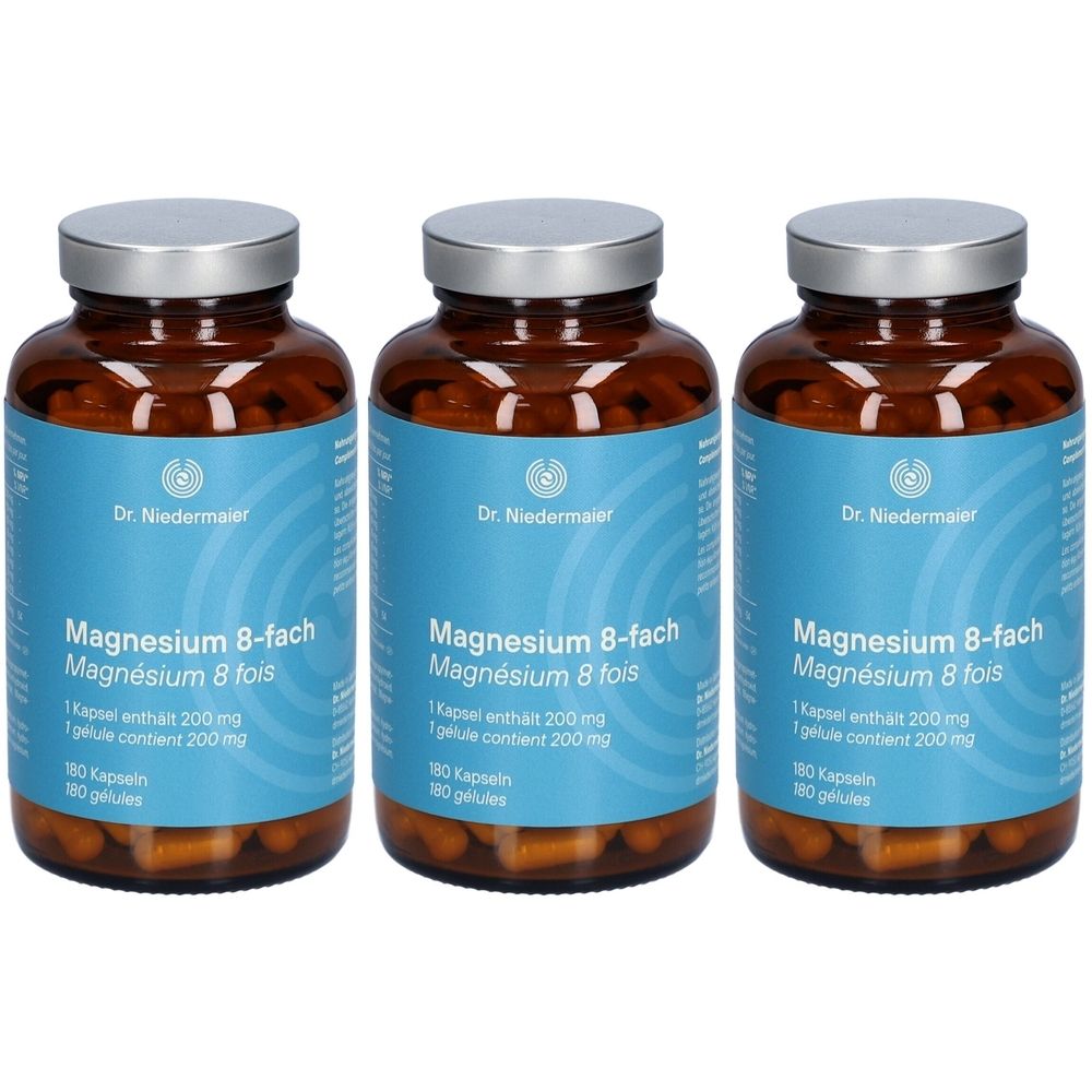 Drei braune Glasflaschen mit silbernen Deckeln. Auf den Etiketten steht "Magnesium 8-fach" und "Dr. Niedermaier".