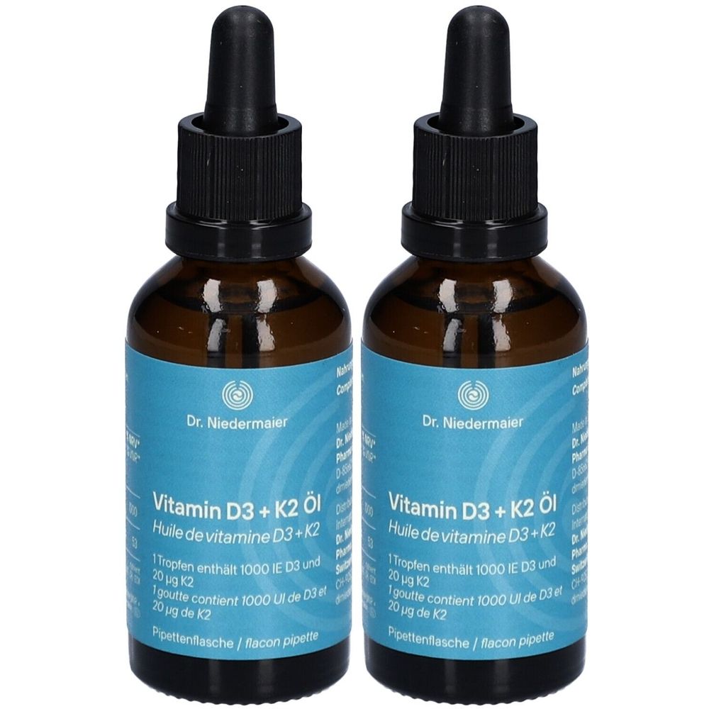 Zwei Flaschen mit Tropfer. Aufschrift: Vitamin D3 + K2 Öl. Blaue Etiketten mit weißer Schrift. Marke: Dr. Niedermaier.