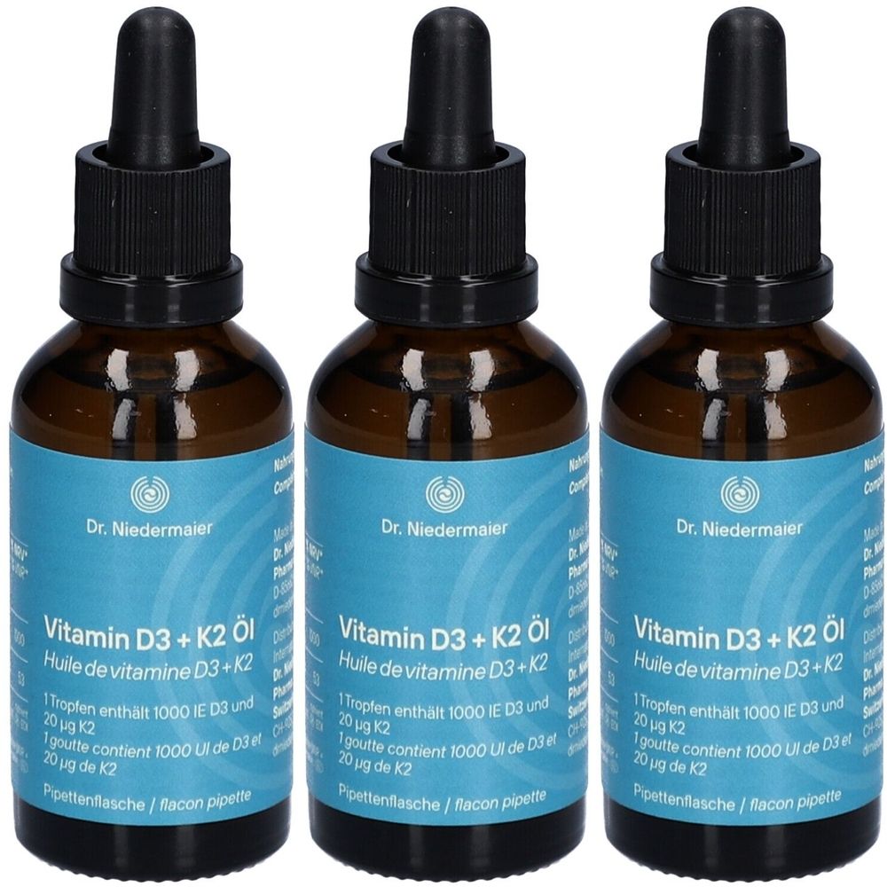 Drei braune Glasflaschen mit schwarzen Pipetten. Blaue Etiketten mit weißer Schrift: Vitamin D3 + K2 Öl, Dr. Niedermaier.