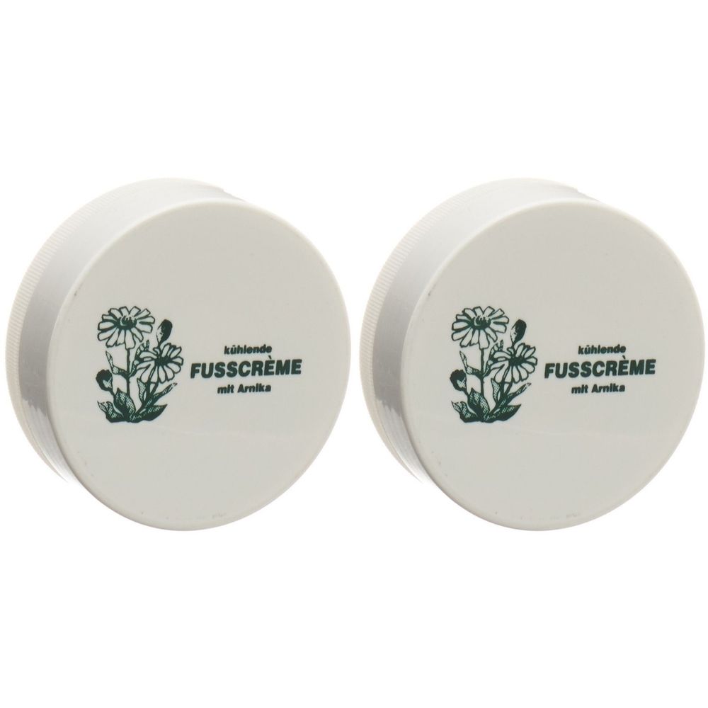 Zwei weiße Tiegel mit Deckel. Auf dem Deckel befindet sich ein grünes Logo mit Blumen und Text: kühlende Fußcrème mit Arnika.