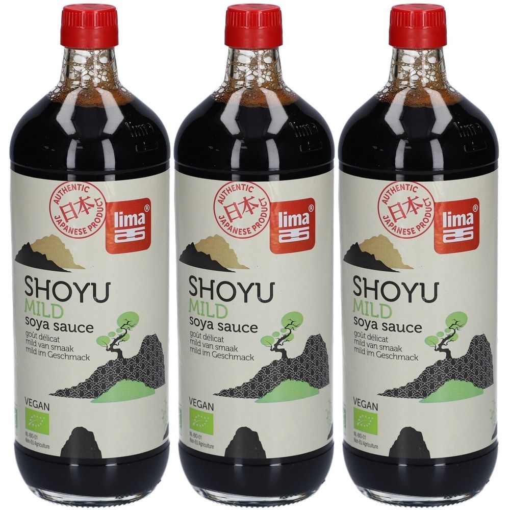 Drei Flaschen Shoyu. Aufschrift: Shoyu Mild, Sojasauce. Mit japanischem Qualitätssiegel und dem Logo von Lima.