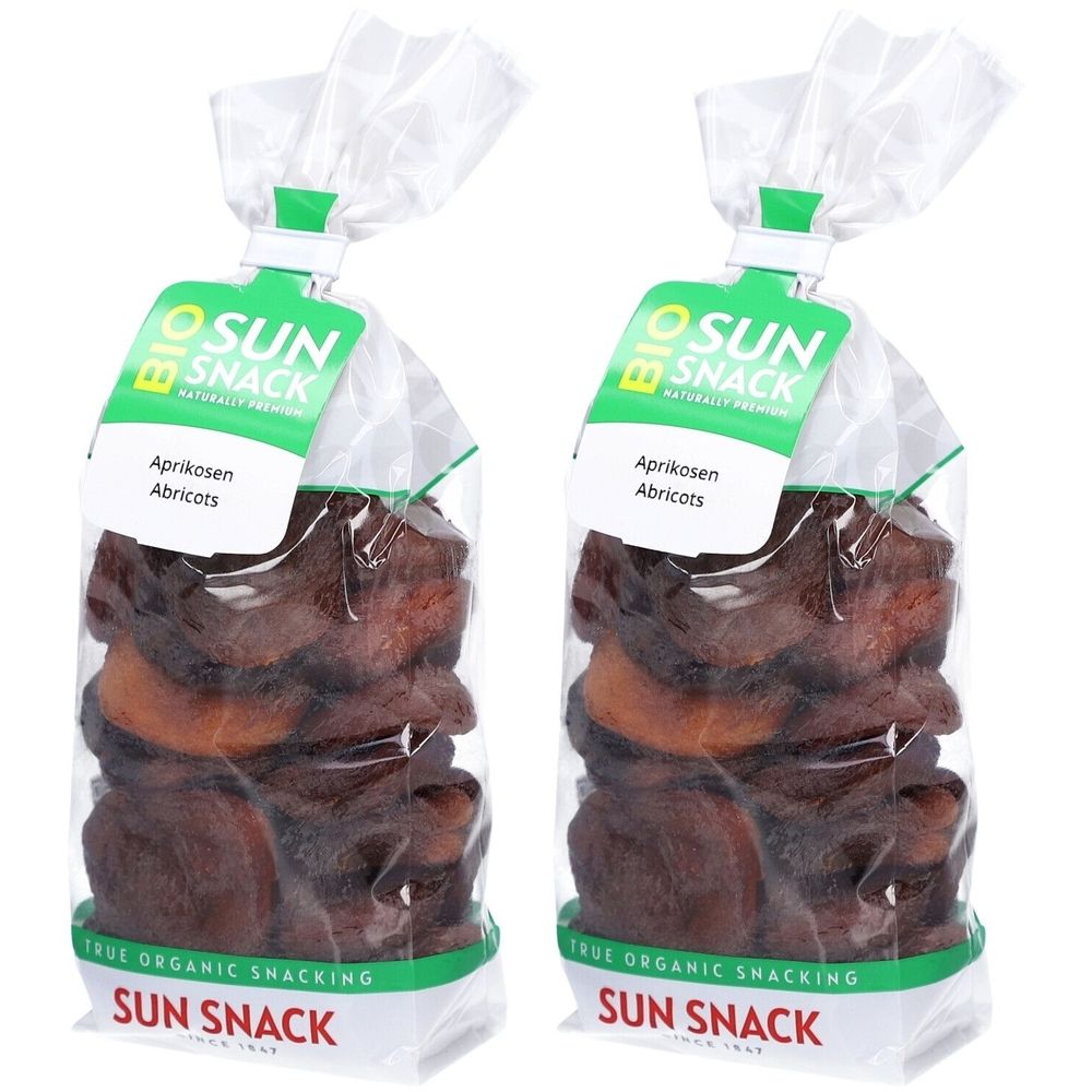 Deux sachets d'abricots secs. Emballage transparent avec étiquette verte. Inscription : Sun Snack, Bio Aprikosen.