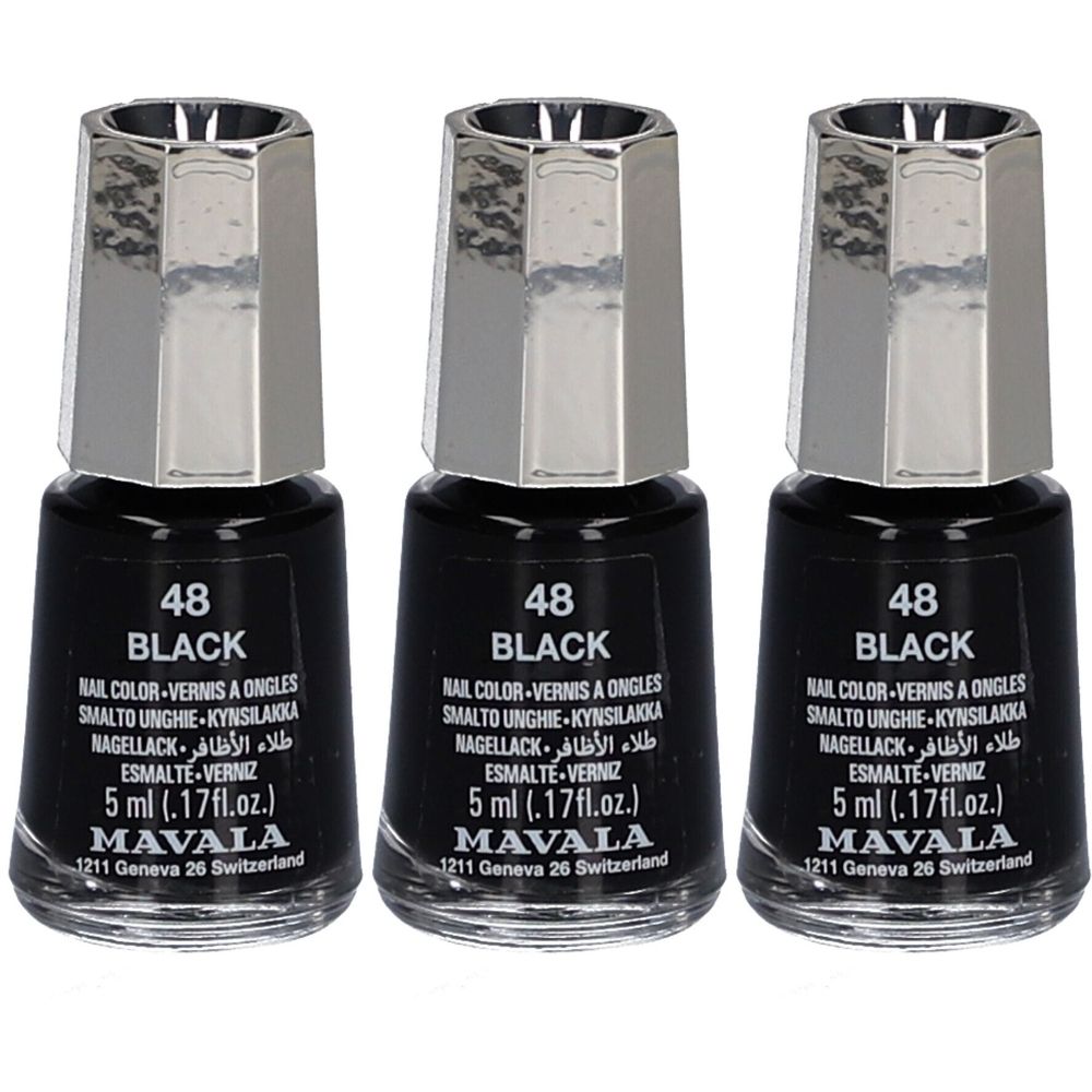 Trois flacons de vernis à ongles noirs. Chaque flacon a un bouchon argenté et porte l'inscription "48 BLACK" et "MAVALA".