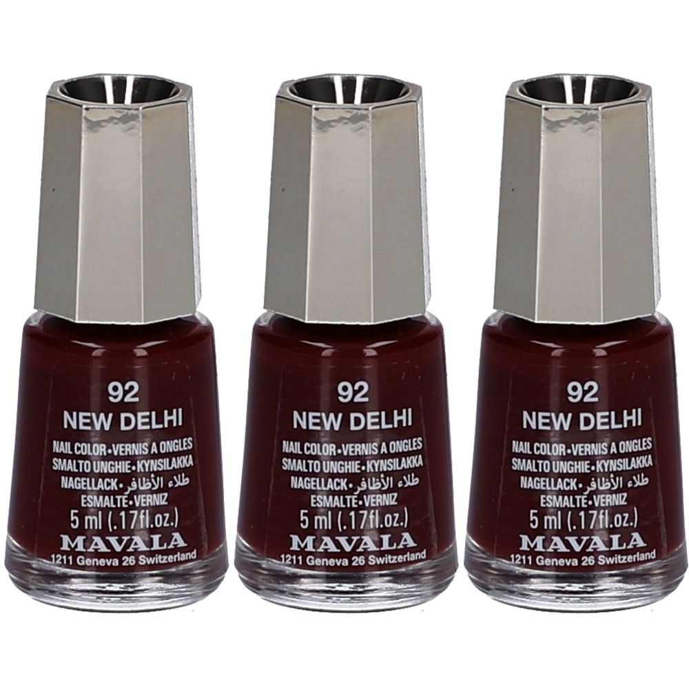 Drei Flaschen Nagellack. Dunkelroter Lack mit silberfarbenem Deckel. Aufschrift: 92 New Delhi, Mavala.