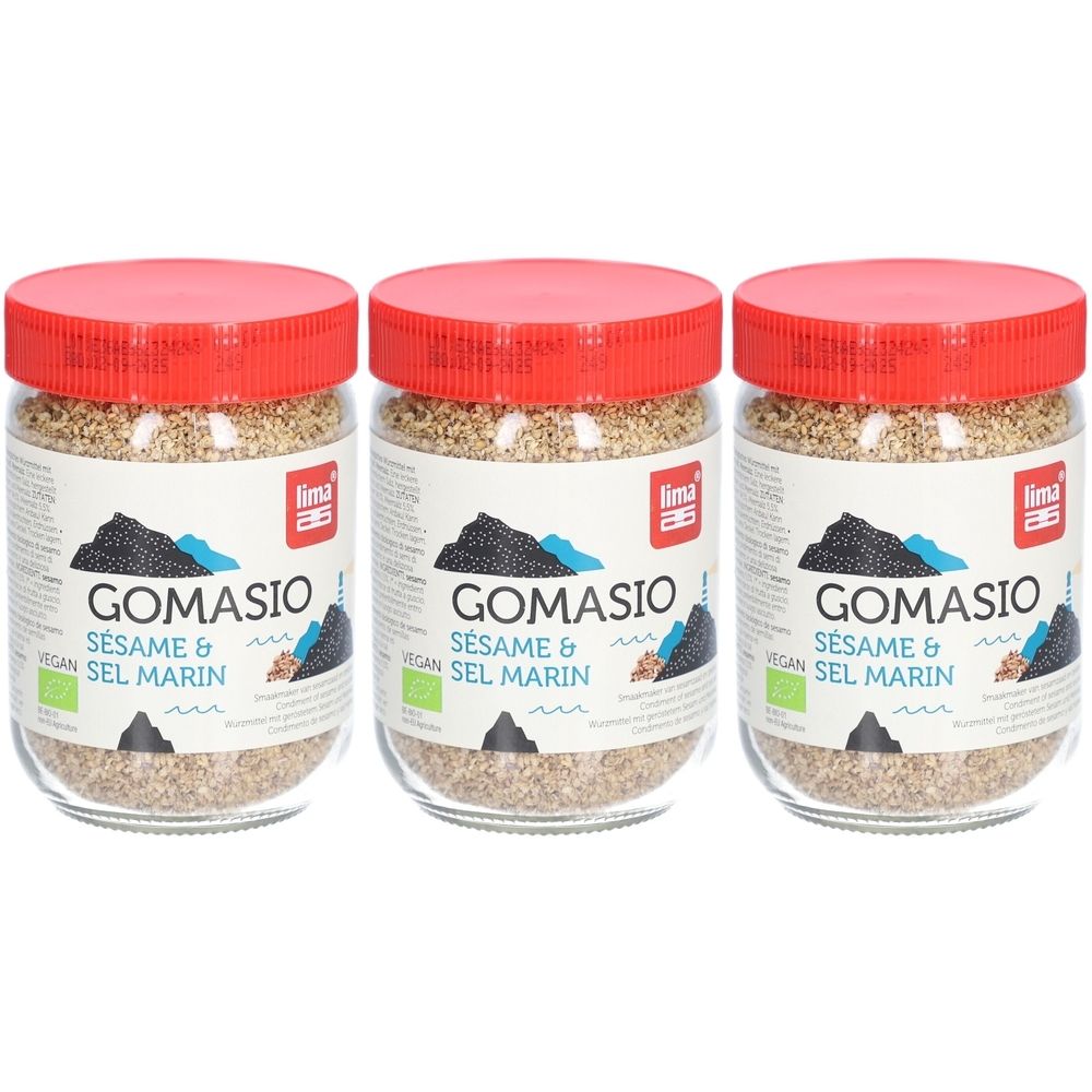 Trois pots en verre avec couvercles rouges. Étiquette "Gomasio Sésame & Sel Marin". Certifié bio. Contenu granuleux visible.