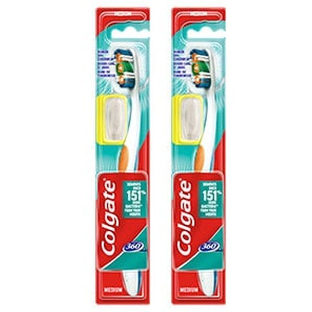 Zwei Zahnbürsten in Verpackung. Marke Colgate, Modell 360°, Medium. Borsten grün, blau und weiß. Verpackung rot, weiß und blau.